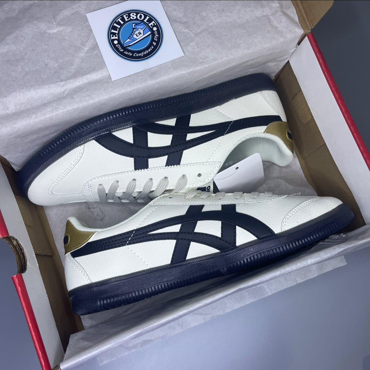 Tokuten White Black Gold background